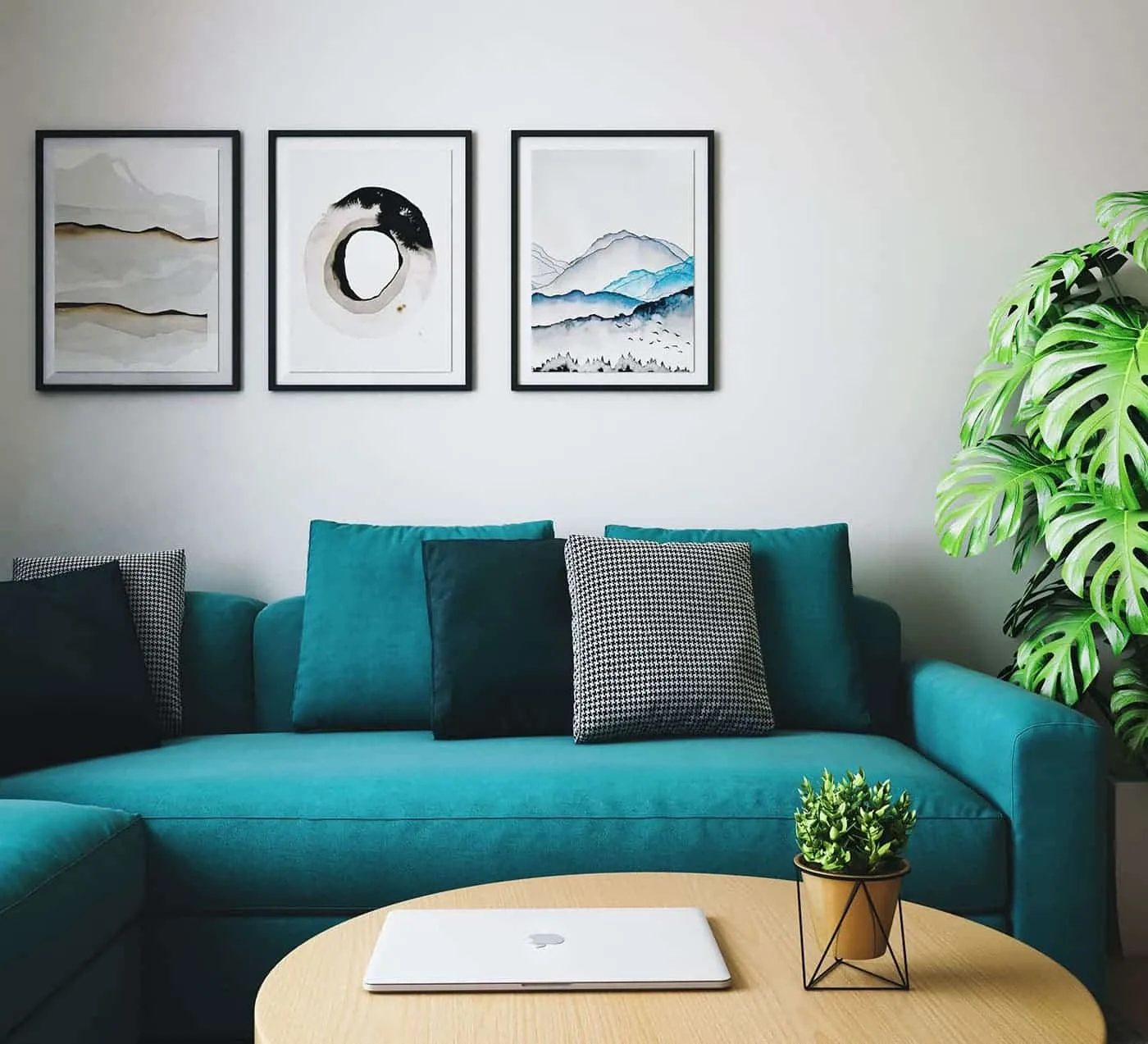 Woonkamer met groene bank