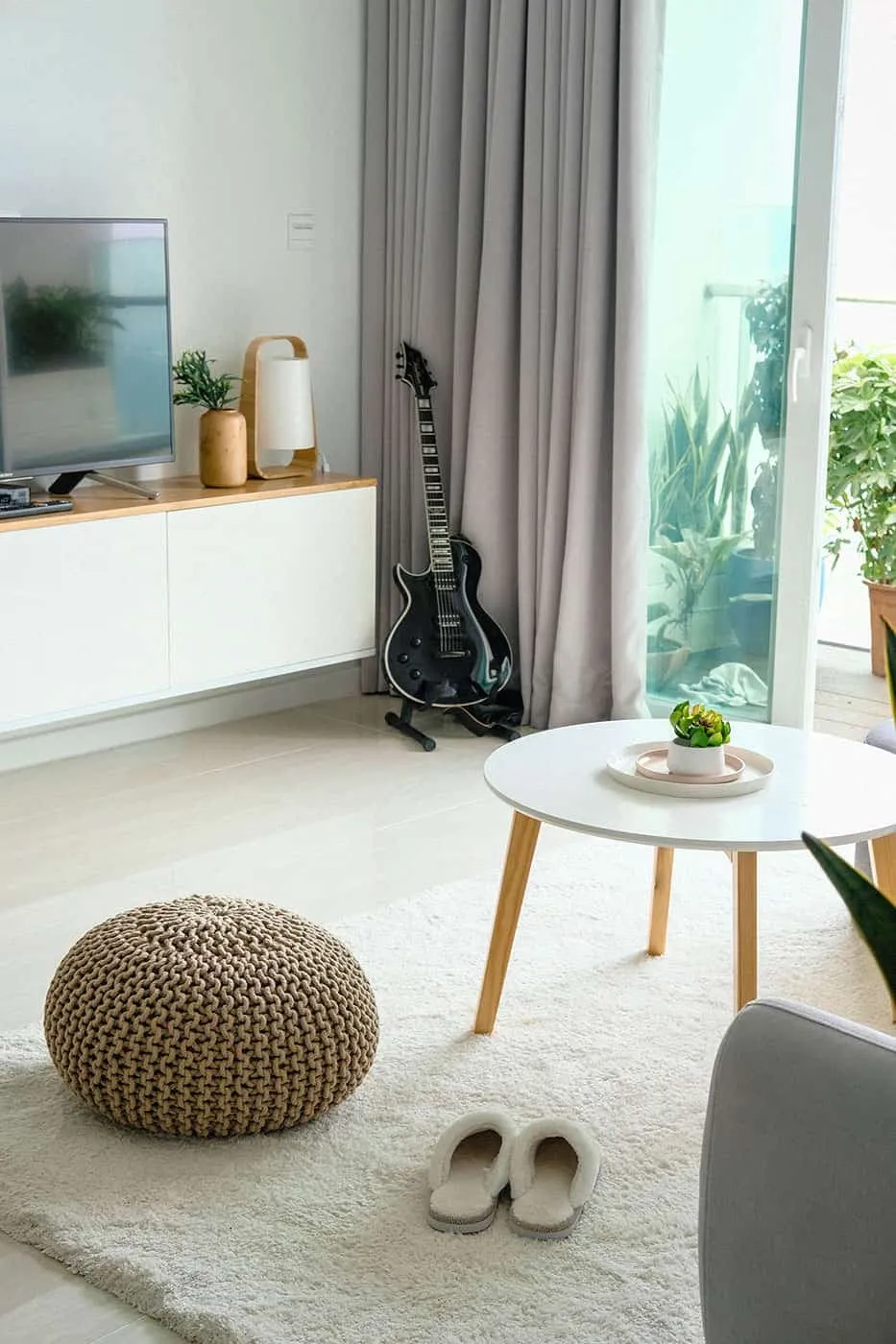 Lichte woonkamer met houten accenten