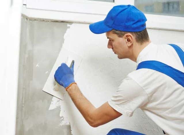 Stukadoor werkt een wand af